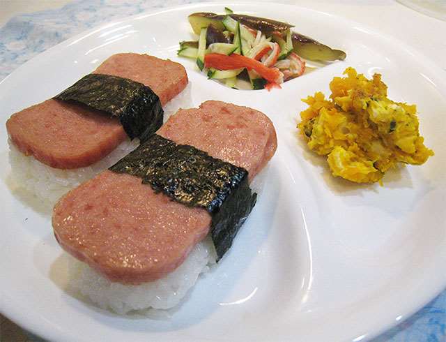 夕食の風景 スパムむすび ハワイで出合った味 秋田魁新報電子版