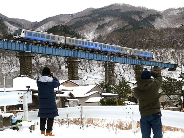 おらほの宝 冬の五能線 八峰町と能代市 雪と橋上の列車 絶景 秋田魁新報電子版