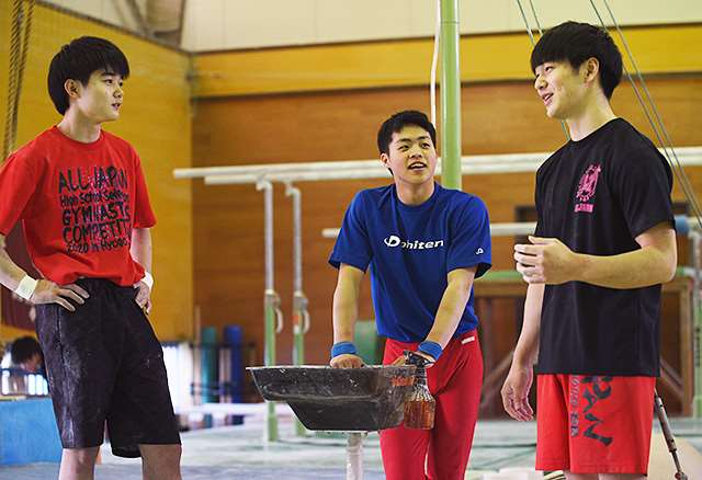 能代高体操男子 古豪の３年生トリオ 全国目指し互いに刺激 秋田魁新報電子版