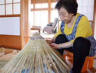 西馬音内盆踊りの踊り手がかぶる編みがさを作る阿部さん