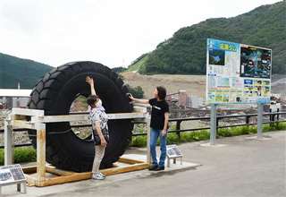 工事現場が見渡せる展望台を訪れた観光客＝今年９月