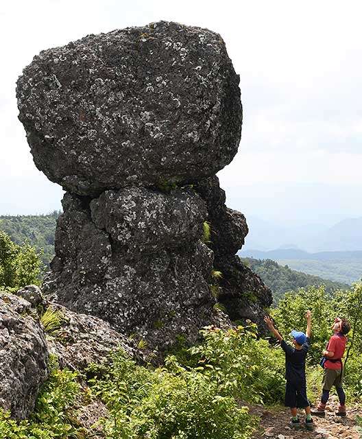 夏映え２０２１ 森吉山の冠岩 北秋田市 山並み背に堂々と 秋田魁新報電子版