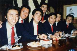 グラス会のメンバーと（右から３人目）＝昭和５０年代後半