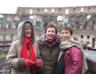 イヴォンヌ（中央）と３７年ぶりに再会（右）＝平成２２年２月、ローマ