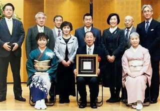 県芸術選奨の表彰式に出席（前列右）＝令和３年１月
